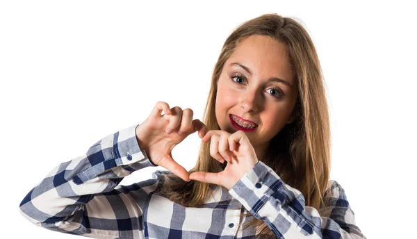 Blonde teen κορίτσι κάνοντας μια καρδιά με τα χέρια — Φωτογραφία Αρχείου