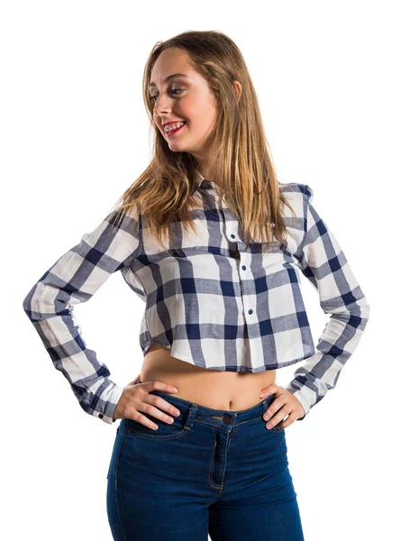 Blond tonåring flicka tittar laterala på texturerat bakgrund — Stockfoto