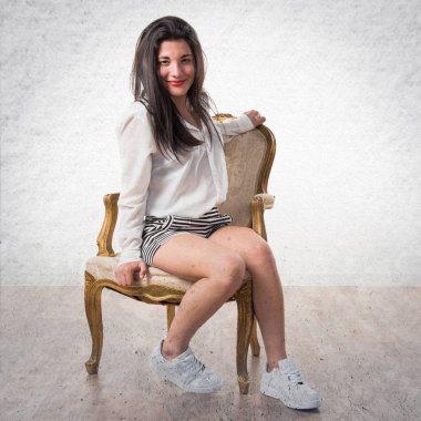 Vintage kanepe modeli kadınla