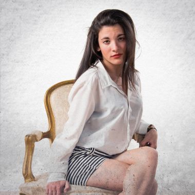 Vintage kanepe modeli kadınla