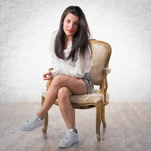 Vintage kanepe modeli kadınla