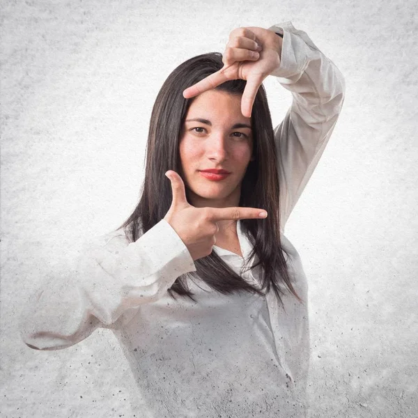 Girl focusing with her fingers — Stock Photo, Image