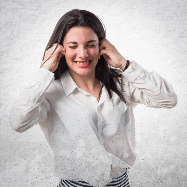 Chica cubriendo sus oídos — Foto de Stock