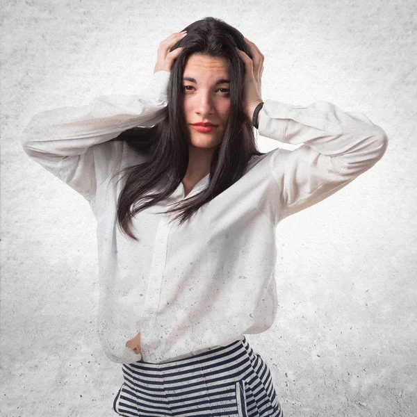 Kulaklarını kapsayan kız