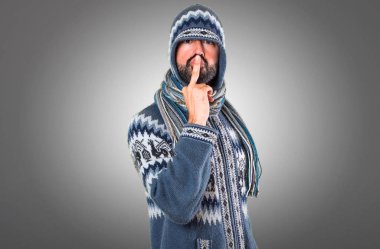 Kış adamla yapım boynuz jest gri arka plan üzerinde elbise