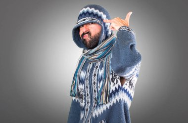 Adam deli jest gri arka plan üzerinde yapma kış giysileri ile