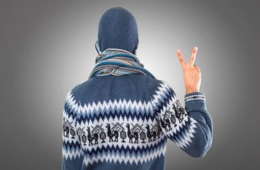 Kış adamla sayım iki gri arka plan üzerinde elbise