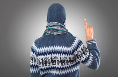 Kış adamla sayım bir açık gri arka plan elbise