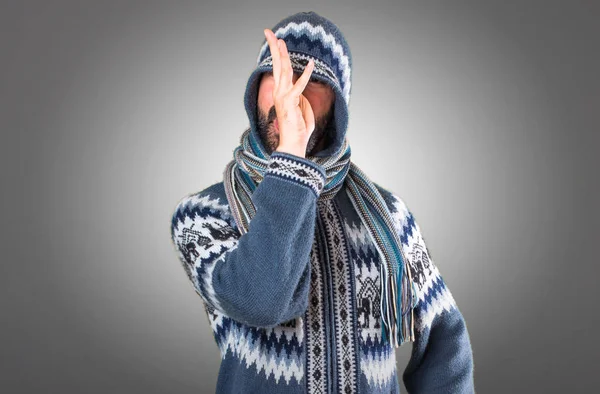 Adam gri arka plan üzerine espri kış giysileri ile