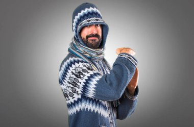 Kış adamla yapım saat hareketi üzerinde gri backgrou elbise