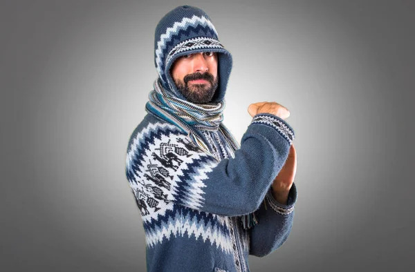 Kış adamla yapım saat hareketi üzerinde gri backgrou elbise