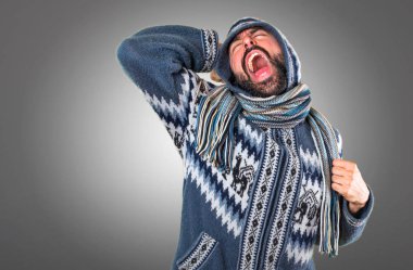 Adam gri arka plan üzerinde esneme kış giysileri ile