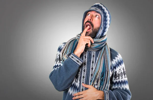 Kış adamla gri backgrou yapım sürpriz jest elbise