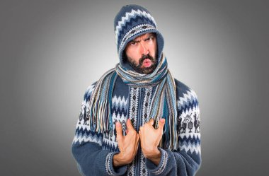 Kış adamla gri backgrou yapım sürpriz jest elbise