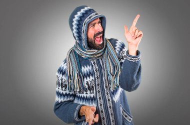 Adam gri arka plan üzerinde dans kış giysileri ile