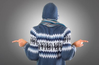 Kış giysileri şüphe o sahip laterallerin işaret eden adamla