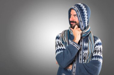 Adam gri arka plan üzerinde yanal seyir kış giysileri ile