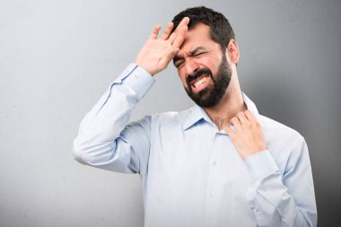 Dokulu arka plan üzerinde ateşle sakallı yakışıklı adam