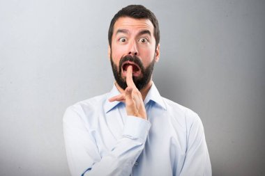İntihar jest yapma sakallı yakışıklı adam dokulu arka plan
