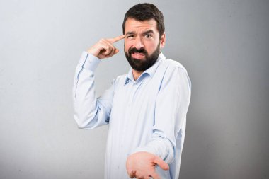 Dokulu arka plan üzerinde deli jest yapma sakallı yakışıklı adam