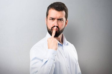 Boynuz jest yapma sakallı yakışıklı adam dokulu arka plan