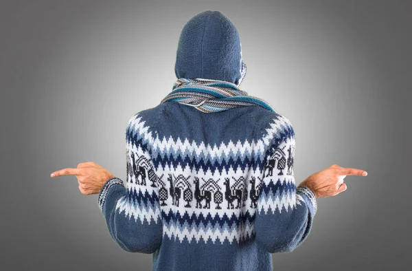 Kış giysileri şüphe o sahip laterallerin işaret eden adamla