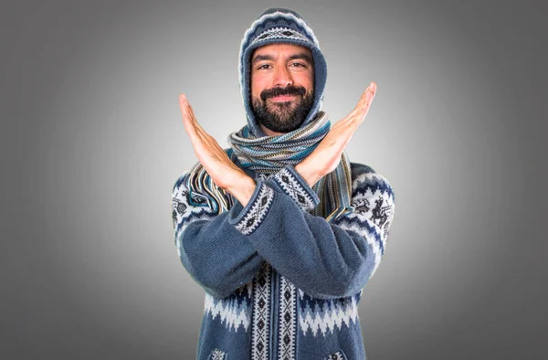 Mann mit Winterkleidung macht keine Geste auf grauem Hintergrund — Stockfoto