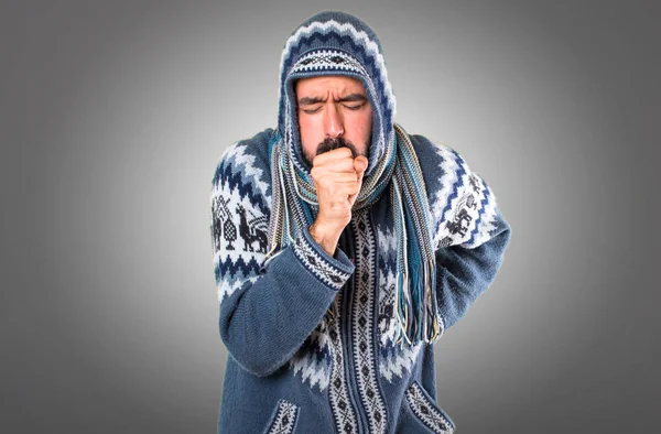 Hombre con ropa de invierno tosiendo mucho sobre fondo gris — Foto de Stock