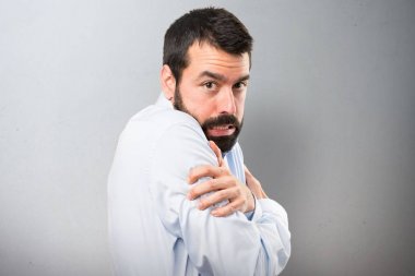 Dokulu arka plan üzerinde buz gibi sakallı yakışıklı adam