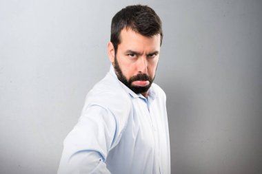 Sakallı dokulu arka plan üzerinde üzgün yakışıklı adam