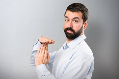 Zaman aşımı jest yapma sakallı yakışıklı adam dokulu arka plan