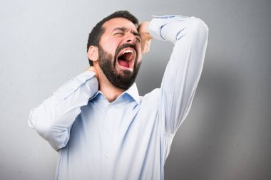 Dokulu arka plan üzerinde esneme sakallı yakışıklı adam