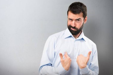 Sürpriz bir jest yapma sakallı yakışıklı adam dokulu arka plan