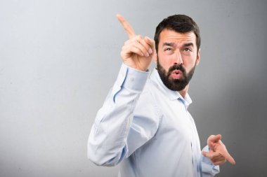 Dokulu arka plan üzerinde dans sakallı yakışıklı adam