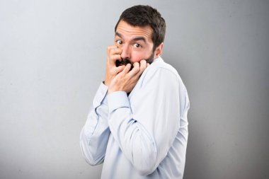 Dokulu arka plan üzerinde sakallı korkmuş yakışıklı adam