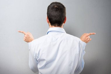 Dokulu arka plan üzerinde şüpheleri laterallerin işaret eden sakallı yakışıklı adam