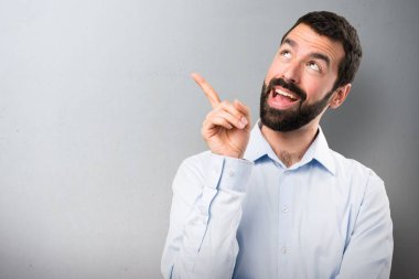 Dokulu arka plan sakal düşünce ile yakışıklı adam