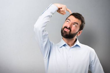 Dokulu arka plan üzerinde şüpheleri sakallı yakışıklı adam