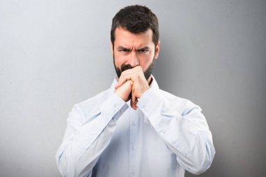 Dokulu arka plan üzerinde mücadele sakallı yakışıklı adam