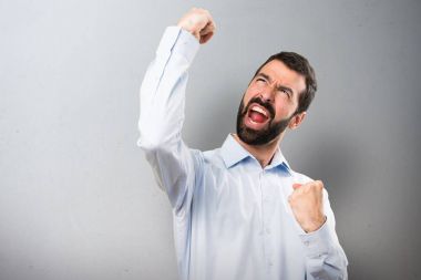 Dokulu arka plan üzerinde sakallı şanslı yakışıklı adam