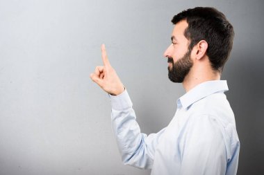 Dokulu arka plan şeffaf ekranda dokunmadan sakallı yakışıklı adam