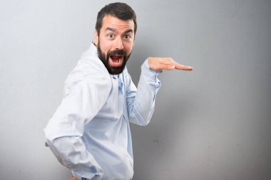 Dokulu arka plan üzerinde dans sakallı deli yakışıklı adam