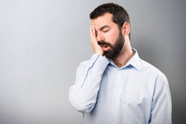 Uyku jest yapma sakallı yakışıklı adam dokulu arka plan