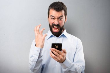 Telefon için dokulu arka plan üzerinde konuşurken sakallı yakışıklı adam