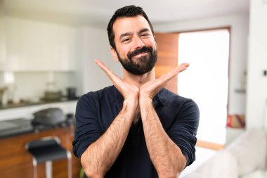 Evin içinde sakallı mutlu yakışıklı adam