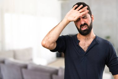 Sakallı evin içinde ateş ile yakışıklı adam