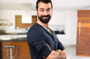 Kollarını ile sakallı yakışıklı adam evin içinde geçti