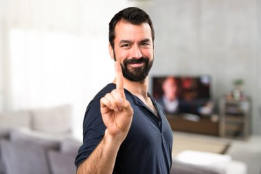 Bir evin içinde sayma sakallı yakışıklı adam