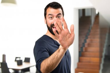 Evin içinde sakal selamlayan ile yakışıklı adam