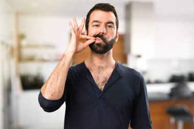 Evin içinde sakal yapma sessizlik hareketi ile yakışıklı adam